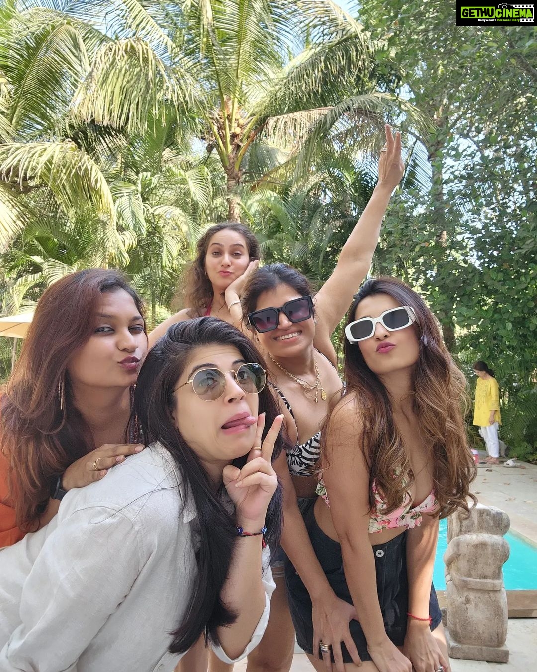 Shiny Doshi Instagram - We're celebrating my best friends birthday with my fav people. And we're doing it in style 😎 🥳❤️ Happy birthday @nidhikurda 🤗😘 #myconstant #birthday #celebration #birthdaygirl #alibaug #dairies #happy #faces #dayout #us Alibaugh