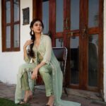 Shivangi Khedkar Instagram - Keeping it simple 🤌🏻 . . . Styled by @tanazfatima Outfit @mona_tfc Makeup @muatriveni