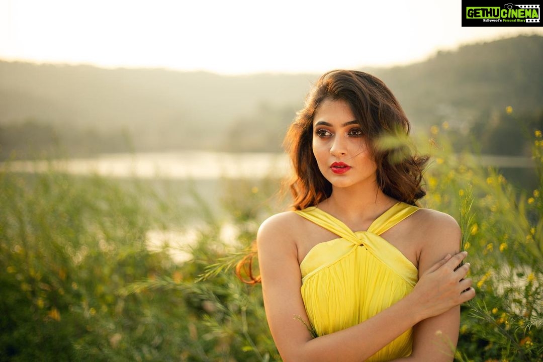 Shivangi Khedkar Instagram - 🌼 . . . Makeup by @muatriveni Shot by @saniasadhale Photography team @khushal_tilloo_photo @kaus_tube @netraphotography Retouched by @sudarshanmhaskar #photoshoot #sun #me #dreamland