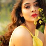 Shivangi Khedkar Instagram - Hello sunshine ☀️ . . . Makeup by @muatriveni Shot by @saniasadhale Photography team @khushal_tilloo_photo @kaus_tube @netraphotography Retouched by @sudarshanmhaskar #sparkle #sunshine #loverofyellow