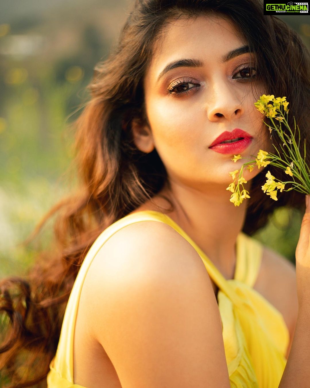Shivangi Khedkar Instagram - Hello sunshine ☀️ . . . Makeup by @muatriveni Shot by @saniasadhale Photography team @khushal_tilloo_photo @kaus_tube @netraphotography Retouched by @sudarshanmhaskar #sparkle #sunshine #loverofyellow