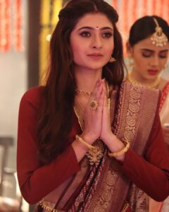 Shivangi Khedkar Instagram - Na peru Pallavi Raghav Rao. 
.
.
.
📸: @rohit_nirmale 
#telugugirl #pallavi #mehendihairachnewali 
@starplus @sandiipsikcand @solproductions_