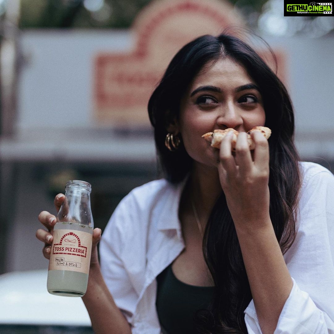 Shivangi Khedkar Instagram - Operator - What’s your emergency? Shivangi - Help!! I cant stop eating pizza 🍕. . . . #pizza #pizzamargherita #pizzanapoletana Pune City