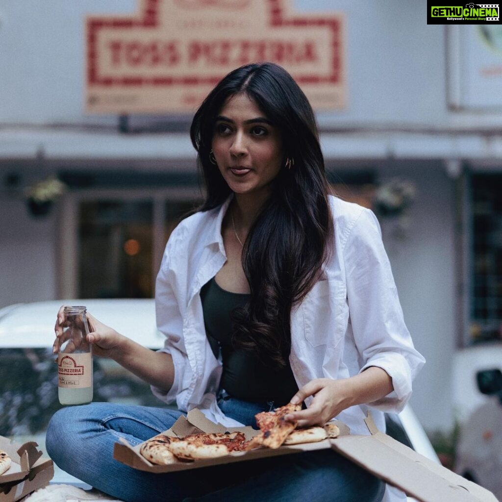 Shivangi Khedkar Instagram - Operator - What’s your emergency? Shivangi - Help!! I cant stop eating pizza 🍕. . . . #pizza #pizzamargherita #pizzanapoletana Pune City