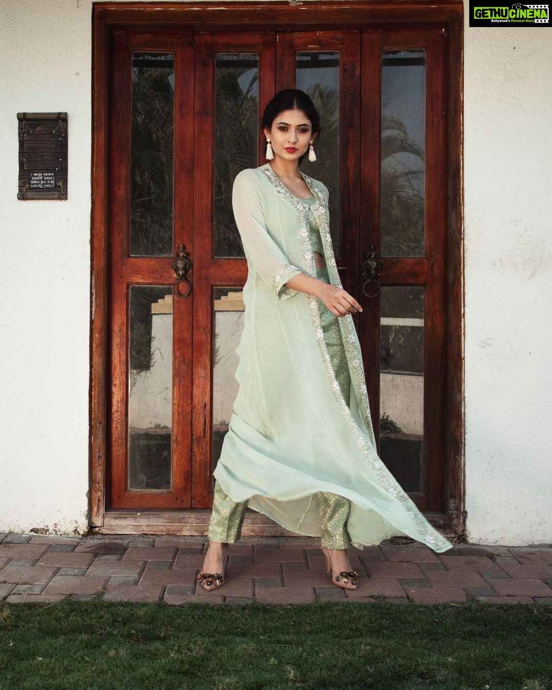 Shivangi Khedkar Instagram - Keeping it simple 🤌🏻 . . . Styled by @tanazfatima Outfit @mona_tfc Makeup @muatriveni