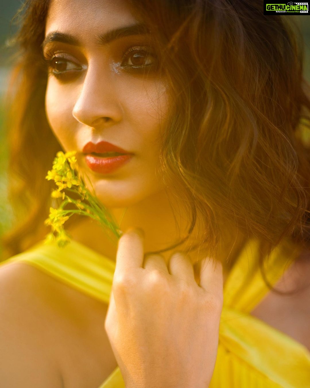 Shivangi Khedkar Instagram - Hello sunshine ☀️ . . . Makeup by @muatriveni Shot by @saniasadhale Photography team @khushal_tilloo_photo @kaus_tube @netraphotography Retouched by @sudarshanmhaskar #sparkle #sunshine #loverofyellow