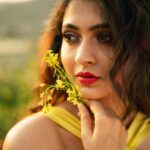 Shivangi Khedkar Instagram - Hello sunshine ☀️ . . . Makeup by @muatriveni Shot by @saniasadhale Photography team @khushal_tilloo_photo @kaus_tube @netraphotography Retouched by @sudarshanmhaskar #sparkle #sunshine #loverofyellow