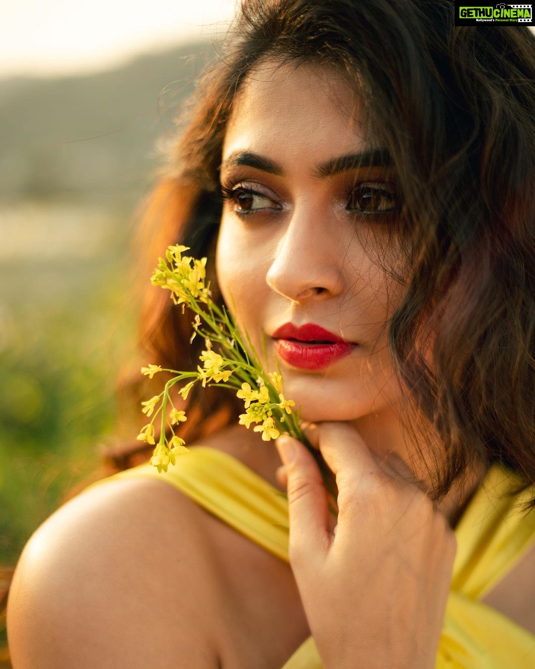 Shivangi Khedkar Instagram - Hello sunshine ☀️ . . . Makeup by @muatriveni Shot by @saniasadhale Photography team @khushal_tilloo_photo @kaus_tube @netraphotography Retouched by @sudarshanmhaskar #sparkle #sunshine #loverofyellow