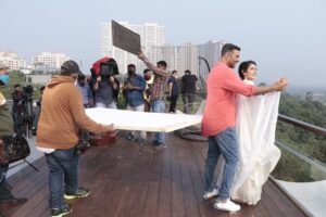 Shivangi Khedkar Instagram - #bts 
@akshaykumar it was a pleasure working with you sir.😇 #nirmaadvance #ad #akshaykumar #shivangikhedkar #mywork