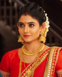 Shivangi Khedkar Instagram - Desi Girl ❤️ Pallavi ❤️
.
.
.
#mehndihairachnewaali #starplus #feelingtraditional #desigirl 
@sandiipsikcand @starplus @solproductions_
📸: @s_arts
Hair: @anagha_kumbhar 
Makeup : @i.am_akash7124_____