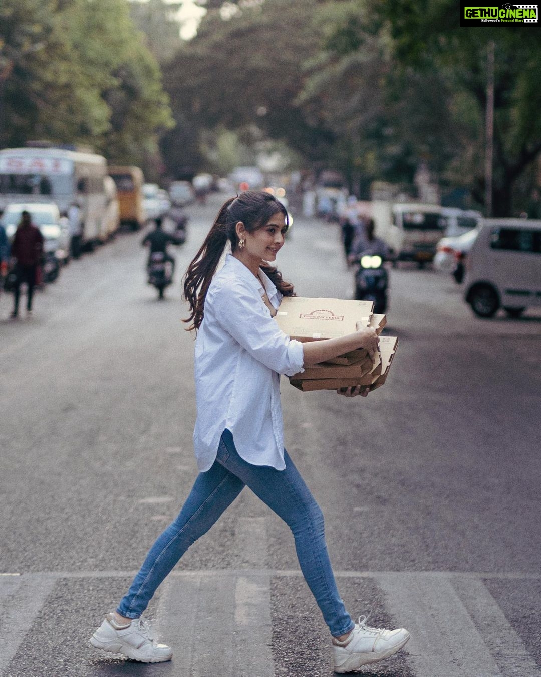 Shivangi Khedkar Instagram - Walking into the weekend like 🍕 #saturdayvibes #pizzaweekend @tosspizzeria_