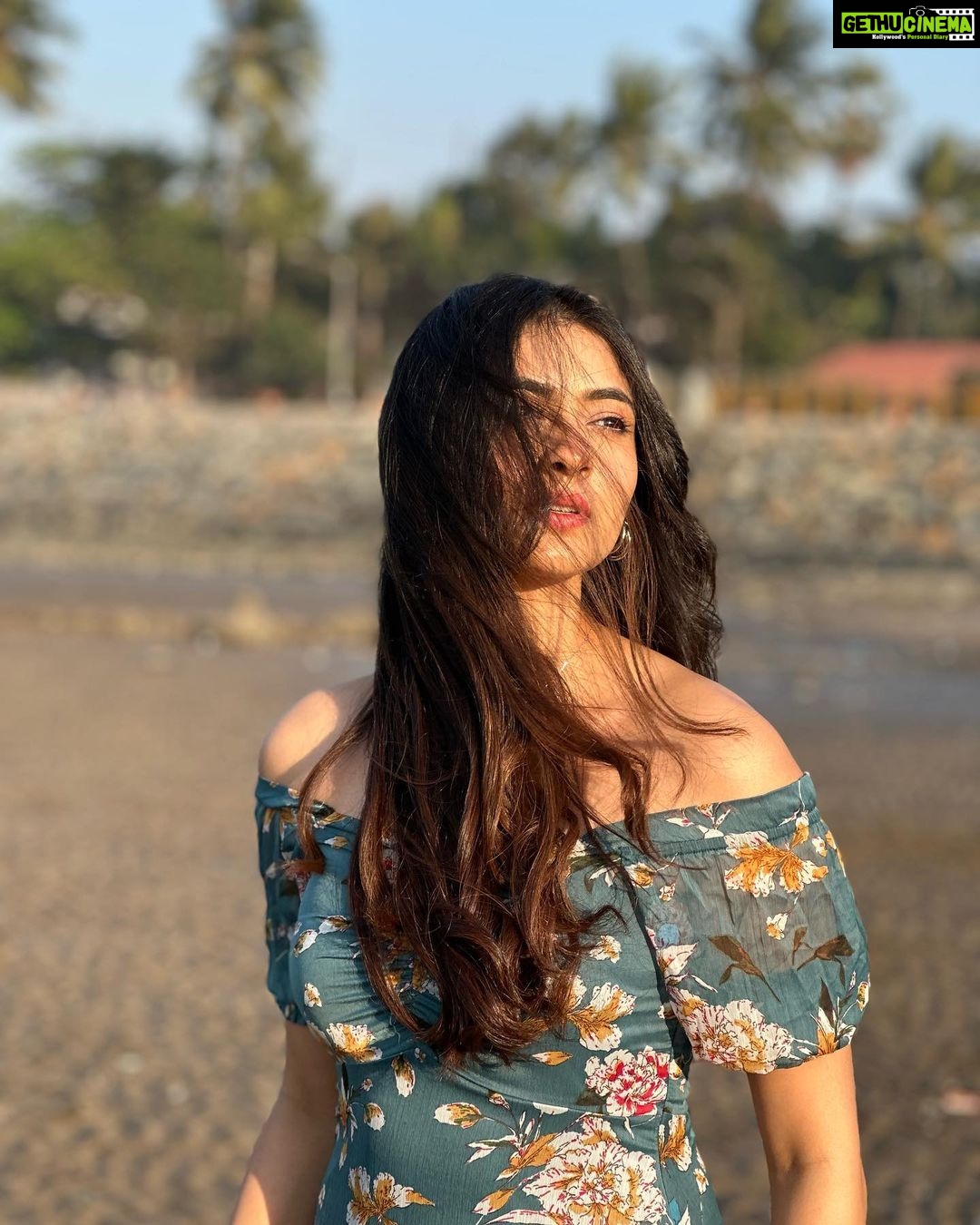 Shivangi Khedkar Instagram - Today I trust that just "being" is enough. Rather than making myself crazy and tired by trying to figure out the answer, or see the picture, or work out how it will all work out. I choose, instead, to focus my energy on staying present enjoying each moment as it presents itself. I open my eyes to life, as it is, right now. #beinginthemoment #sunkissed #beach #sand #love #choosejoy