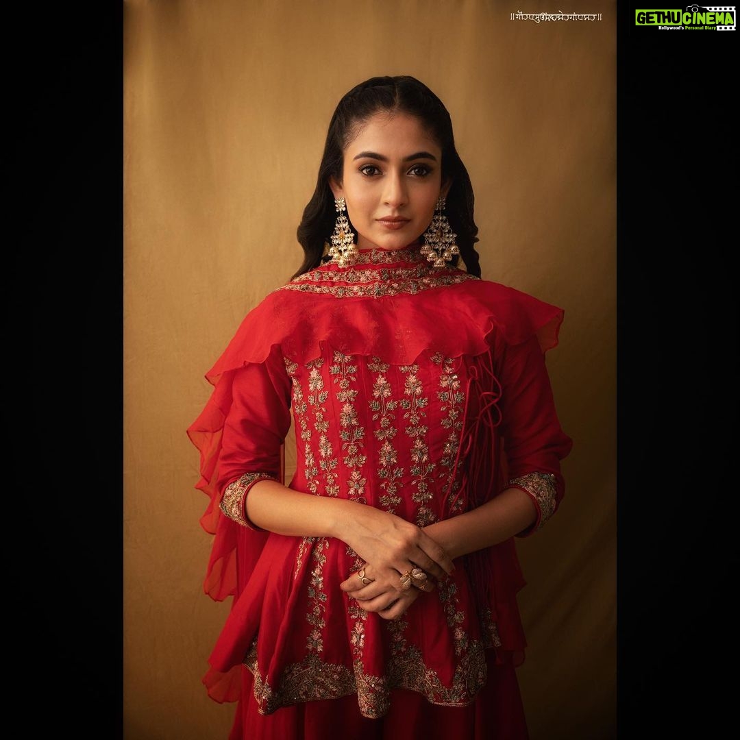 Shivangi Khedkar Instagram - I’m nicer when I like my outfit ❤️ 💄: @jui_themakeupartist 📸: @gauravmorgaonkar_ #ganpati #festival #indianness