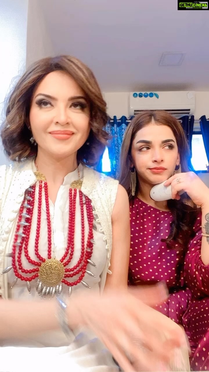 Shivani Jha Instagram - Please don’t try showing emotions post Botox or???? @bee_vani_ 😂 #reels #reelsinstagram #reelsvideo #reelsindia #reelsviral #comedy #comedyvideos #beevani #shivanijha #parullchaudhry Mumbai - मुंबई