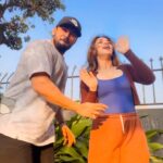 Shivani Jha Instagram - Modern day Raj be like’ 😂 @leenesh_mattoo ♥️ #reels #explore #trending #reelsinstagram #raj #srk #leeneshmattoo #shivanijha #memes😂