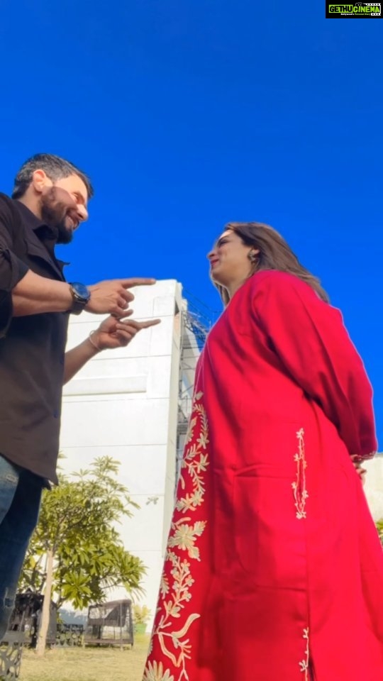 Shivani Jha Instagram - Har k jeetne wali ko @bee_vani_ kehte hai 😋👻 #leenesh_mattoo #shivanijha #leevani #instagram #explorepage #game #challenge #reels #trendingreels