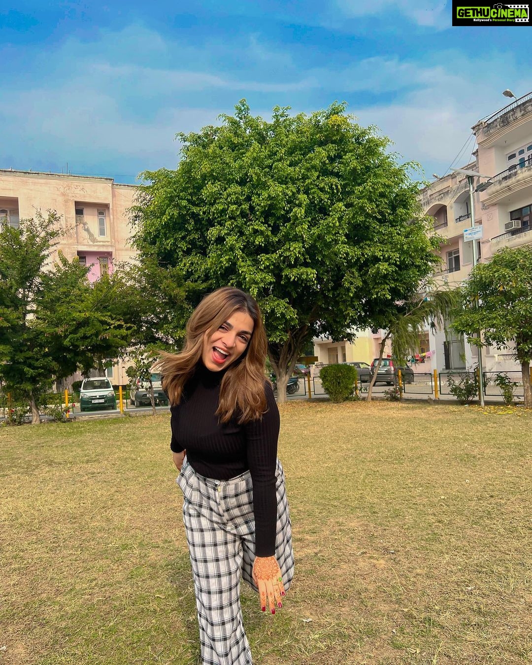 Shivani Jha Instagram - @leenesh_mattoo made me look unnaturally tall here! India