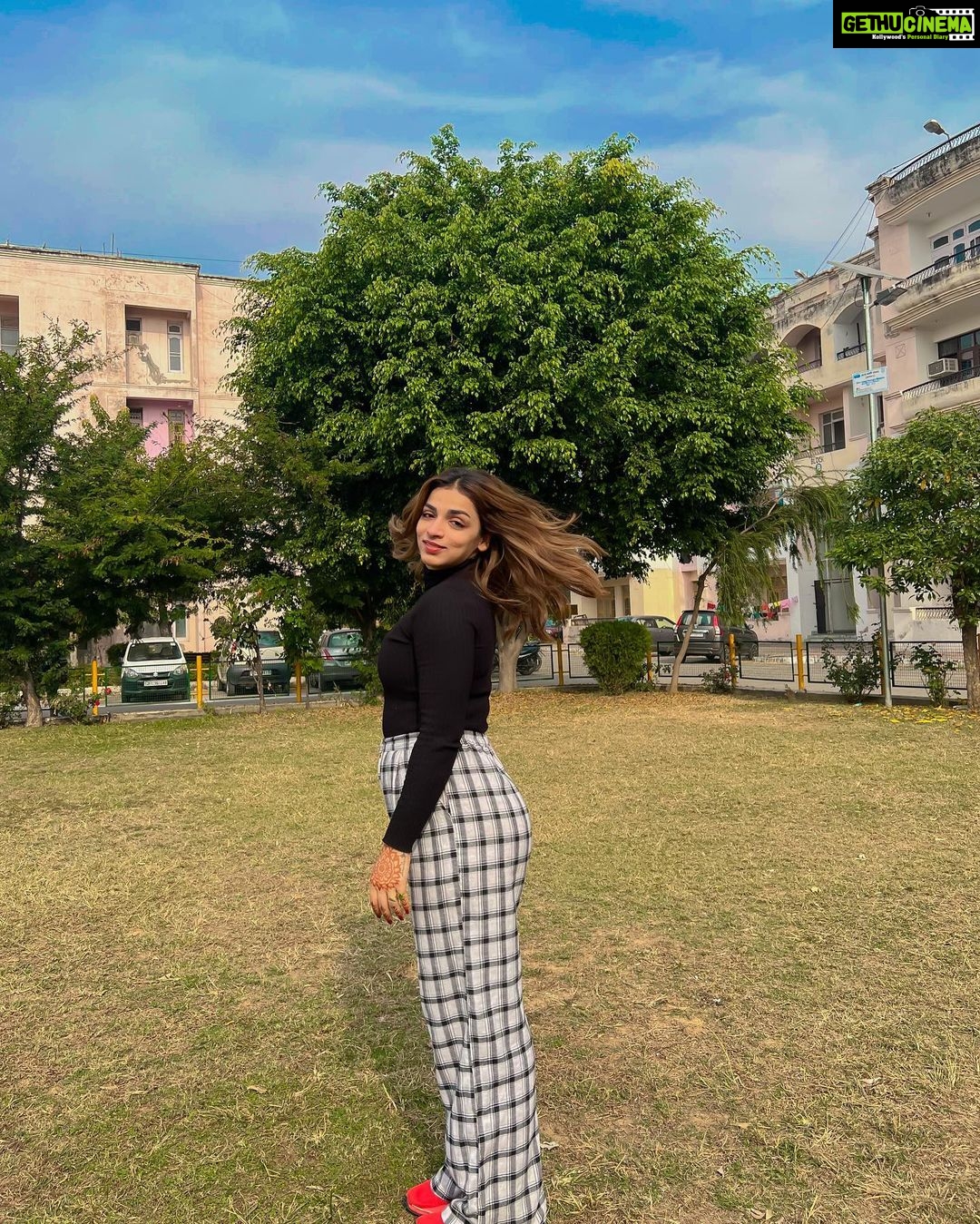 Shivani Jha Instagram - @leenesh_mattoo made me look unnaturally tall here! India