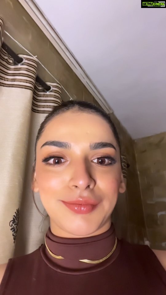 Shivani Jha Instagram - Kaise bayaan karu tumhari khubsurti ko....dont kill me for this.. hehe @bee_vani_ #viral #instagram