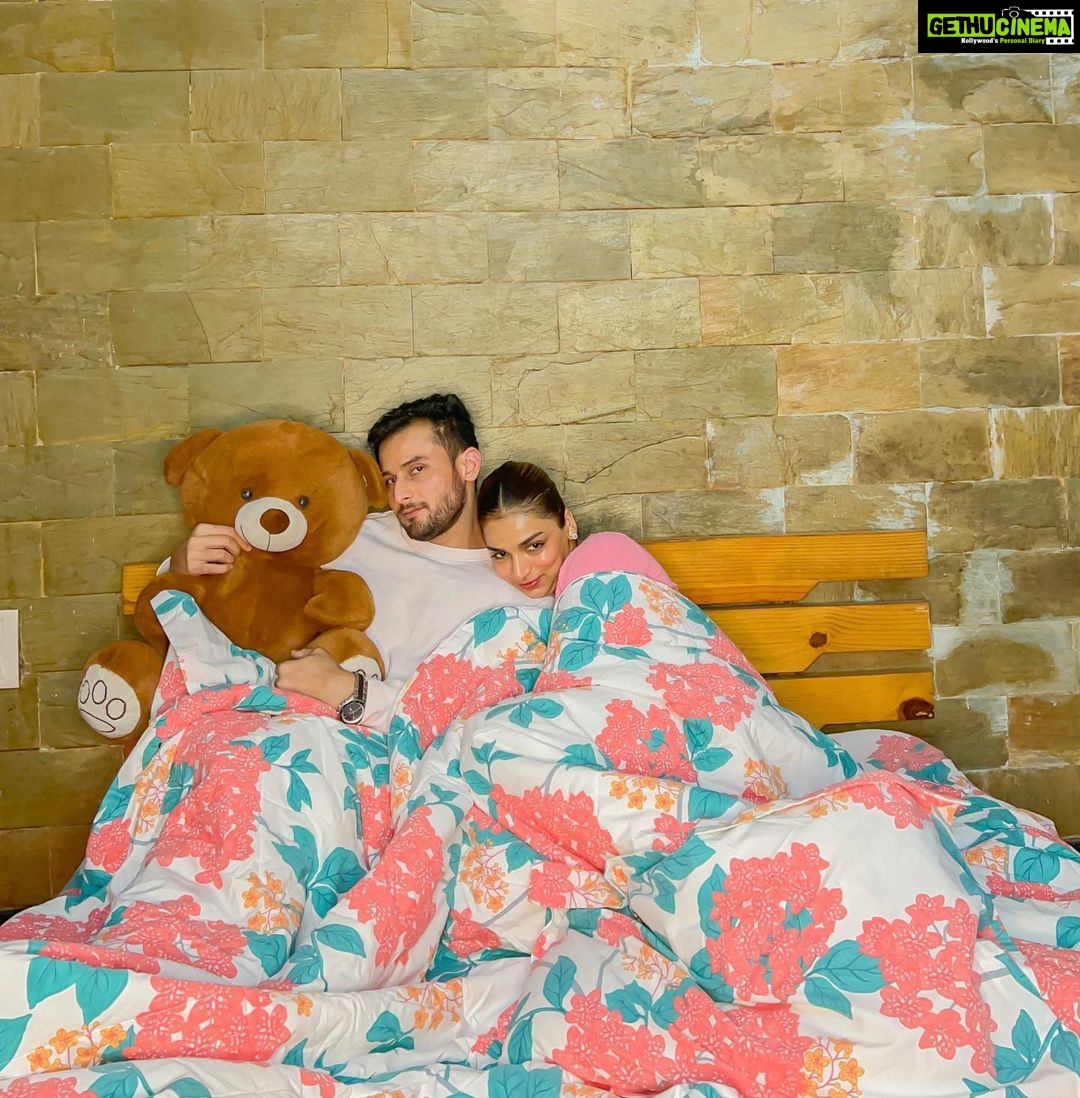 Shivani Jha Instagram - This Valentines Day, me and my partner decided to be comfortable and spend the entire day relaxing and being cozy under these beautiful bed linens by @layerssmartbedding🌸 #valentines #cozy #bedlinens India