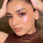 Shivani Jha Instagram - Not your usual Valentine’s Day Makeup Look 🍂 (don’t miss my Valentine’s entry towards the end of the video 🧸) #Proarteworld #ProarteLook #everydayessential #MakeupBrushKit #glam #reelsinstagram #makeup #instagram #makeupreels