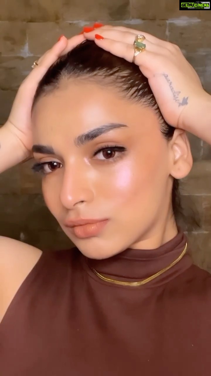 Shivani Jha Instagram - Not your usual Valentine’s Day Makeup Look 🍂 (don’t miss my Valentine’s entry towards the end of the video 🧸) #Proarteworld #ProarteLook #everydayessential #MakeupBrushKit #glam #reelsinstagram #makeup #instagram #makeupreels
