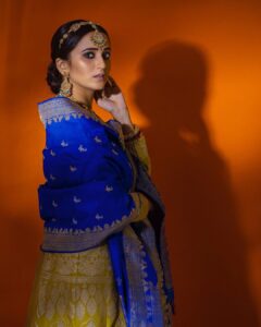 Shivani Surve Instagram - No matter how little their light is, they can still light up the whole world and bring us out of our dark agonies. May the lights of Diwali play such role in your life.🌸🪔 

Photography - @bharatpawarphotography 
Make up - @vinodsarode 
Hair - Jyoti 
Outfit - @shrutimangaaysh 
Jewellery - @jewelcrownartjewellery 
Stylist - @stylist.chaitalikulkarni