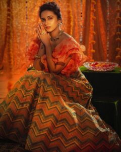 Shivani Surve Instagram - Burn all your bad time and enter the good one ♥️ Have a happy Diwali 🌟 

Photography:- @bharatpawarphotography
Make up - @vinodsarode
Hair - Jyoti sonawane 
Outfit - @shrutimangaaysh
Jewellery - @jewelcrownartjewellery
Stylist - @stylist.chaitalikulkarni