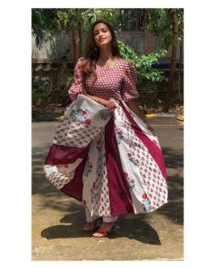 Shivani Surve Instagram - "The best foundation you can wear is glowing, healthy skin" 

Wearing my personal favourite:- @ambraee_ ♥️🌸