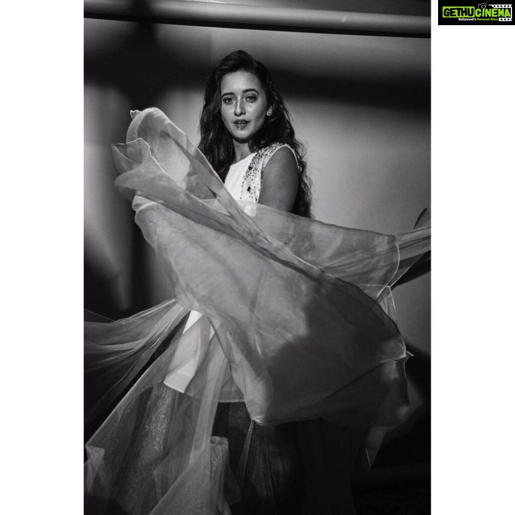 Shivani Surve Instagram - Missing the photoshoot like too much!!! 🖤 . . . #MissingPhotoshoot #ThrowbackPicture #Lockdown