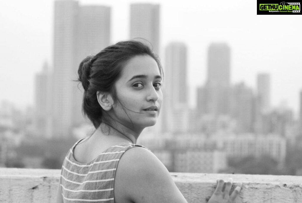 Shivani Surve Instagram - दिन कुछ ऐसे गुज़ारता है कोई जैसे एहसान उतारता है कोई😂 #corintengotmelike🤷🏻‍♀️ #staysafe#stayhome