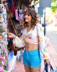 Shivya Pathania Instagram - Behind Alternate Realities.. I am just a girl attracted to pretty little things and pretty little gestures with a background music all the time... All The Time 🤓 🧚🧚🧚
#Nottinghill
