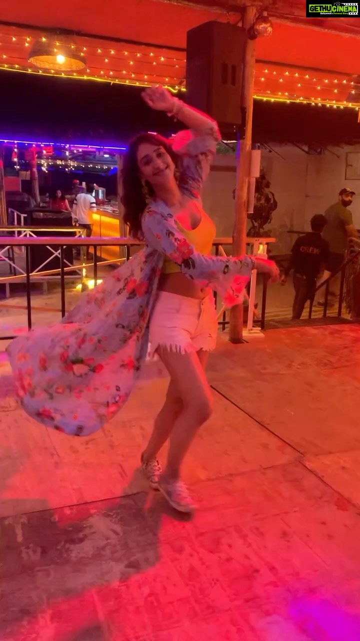 Shivya Pathania Instagram - Baby this is your world ain’t it??!! . Love how this music fits this random groove.. Damn Goa were you crazy! Why didn’t I meet you before...❤️❤️❤️💃🏻💃🏻🎉🎉🎉