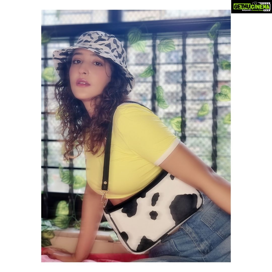 Shivya Pathania Instagram - An ode to Active 10 AM insta post from a long lost life of 10 AM midnight sleep!! . #pandemicsperks #aesthetic #y2kaesthetic