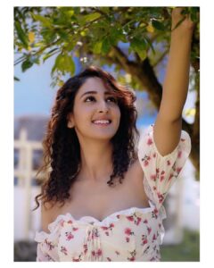 Shivya Pathania Instagram - 🌸 I loved you like a man loves a woman he never touches, only writes to, keeps little photographs of. -Charles bukowski 🌸
.
He said quoting the master of all-I loved you in colors knowing the shades of grey that you handle with grace and that’s what makes you you!!