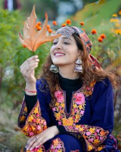 Shivya Pathania Instagram - hukus bukus telli wann che kus Moh Batuk Logum Deg Shwas Khich Khich Wang-mayam Bhruman daras Poyun chokum Tekis Takya bane Tyuk. #kashmir #kashmirilullaby #fromgodtogod #godtogod #love #shivyapathania . 📸 @vineetsharma527 @mech.pk