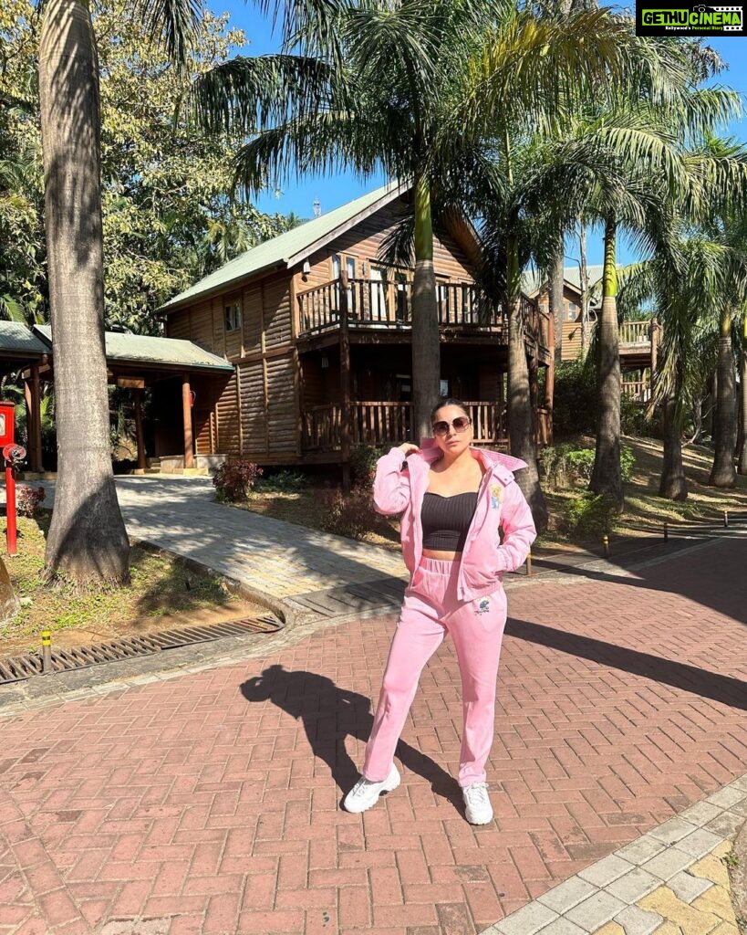 Shraddha Arya Instagram - This Place & My Tracksuit Has My ❤️ @hamster_london