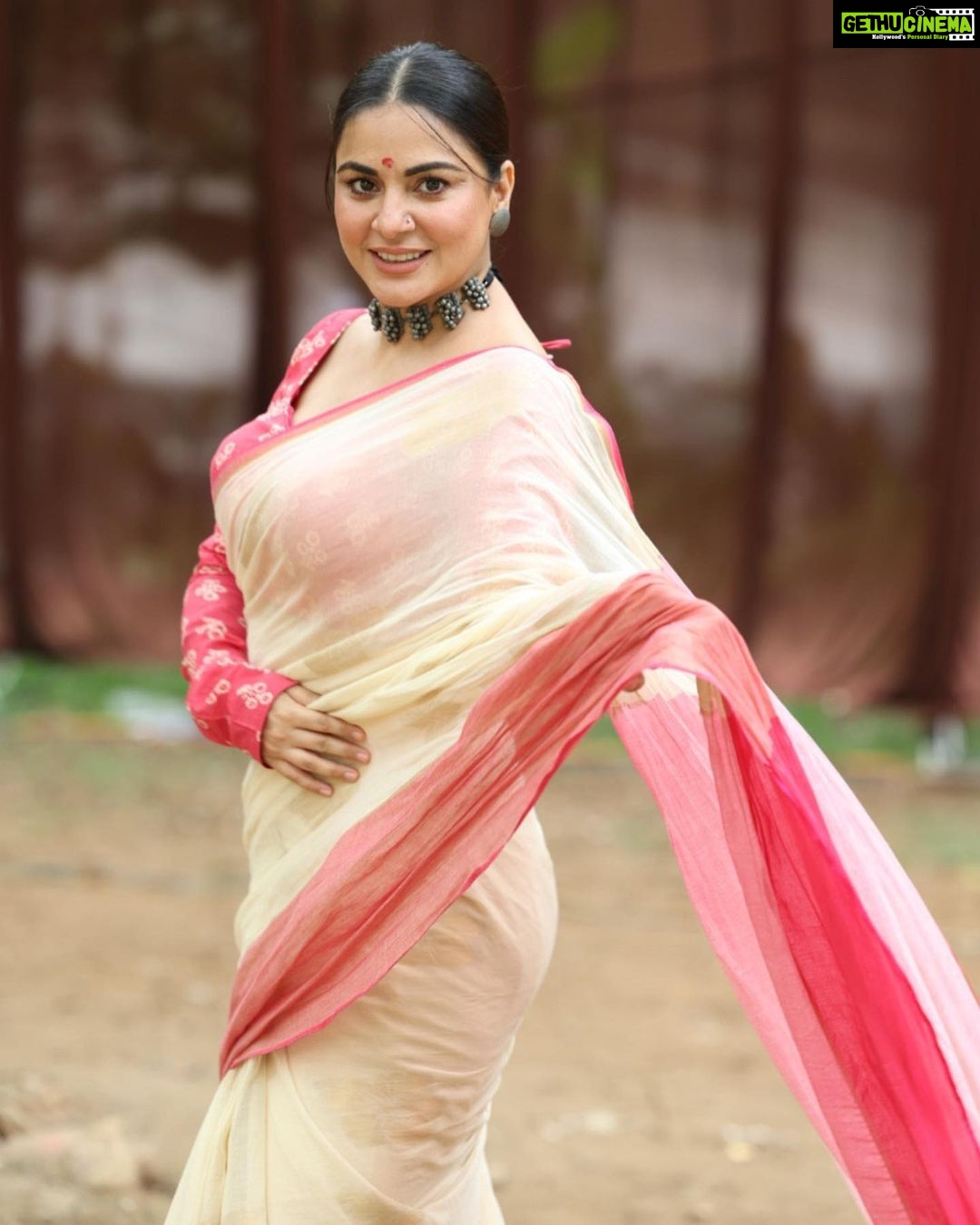 Shraddha Arya Instagram - Zindagi Aur Kuch bhi Nahi Meri KB kahani hai 🤣❤️ #KundaliBhagya #Preeta Picture: @pappu.gupta.549