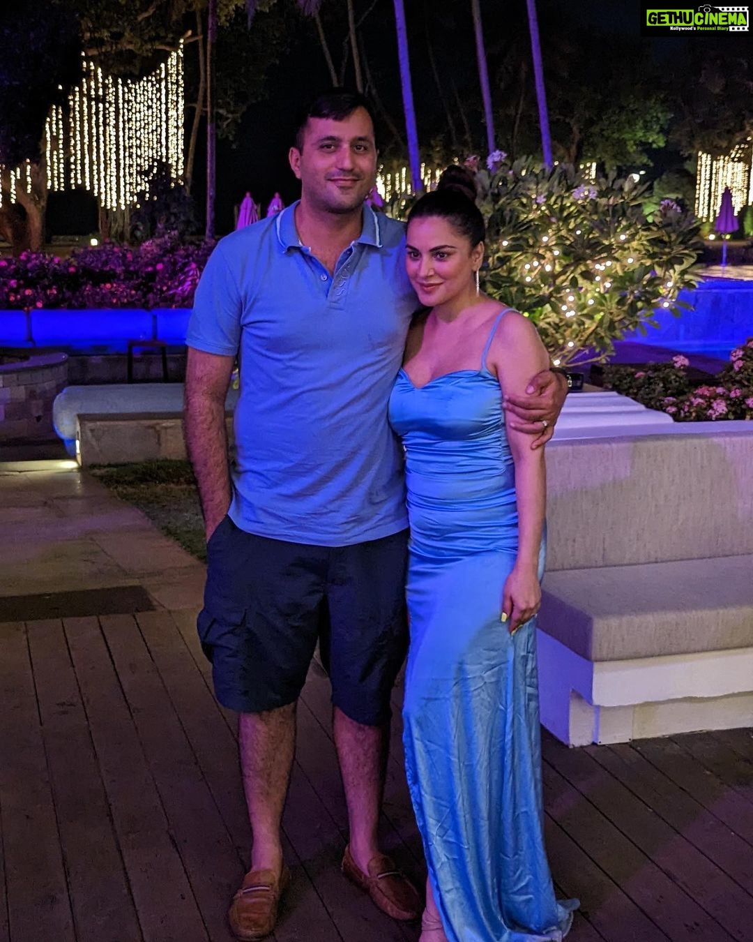 Shraddha Arya Instagram - Alongside Every Glam Wife there’s a Husband who refuses to get out of his shorts !!! 😂❤️