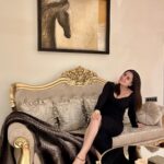 Shraddha Arya Instagram – I May Not Have It All Together, But My Living room is Flawless 🥰❤️ #HomeSweetHome #ComfyCorner

Sofa: @woodentwist