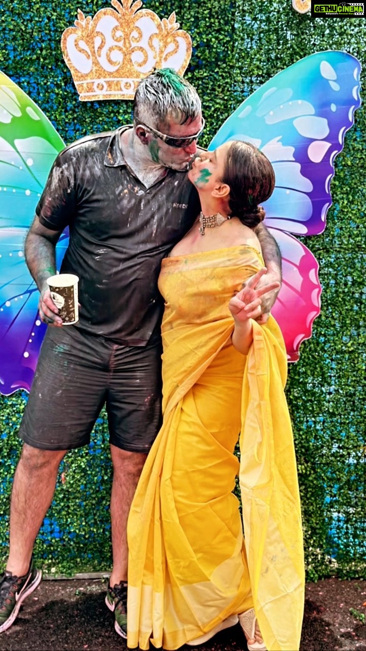 Shraddha Arya Instagram - My First Naval Holi Bash! 🍻🎨"The Men & Women In White" Are Actually Pretty crazy for Colors! #WhatFun #HappyHoli #HoliwithFamJam #HoliOutfit #HoliReels #HappyWomansDay