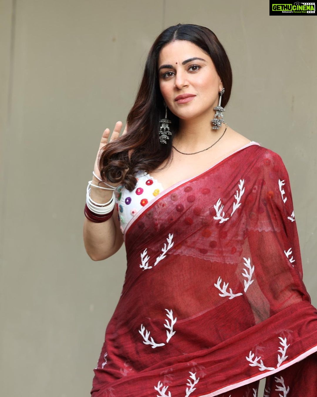 Shraddha Arya Instagram - I Love That My Saree is so Christmasy!!! 🎄 #Preeta #KundaliBhagya @zeetv