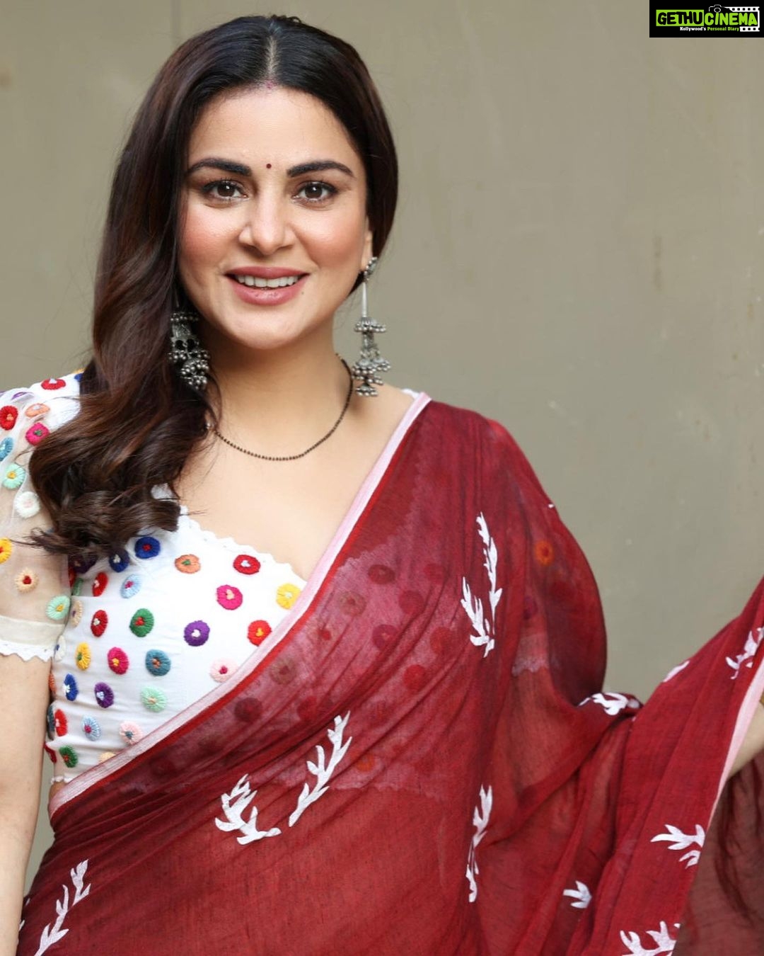 Shraddha Arya Instagram - I Love That My Saree is so Christmasy!!! 🎄 #Preeta #KundaliBhagya @zeetv