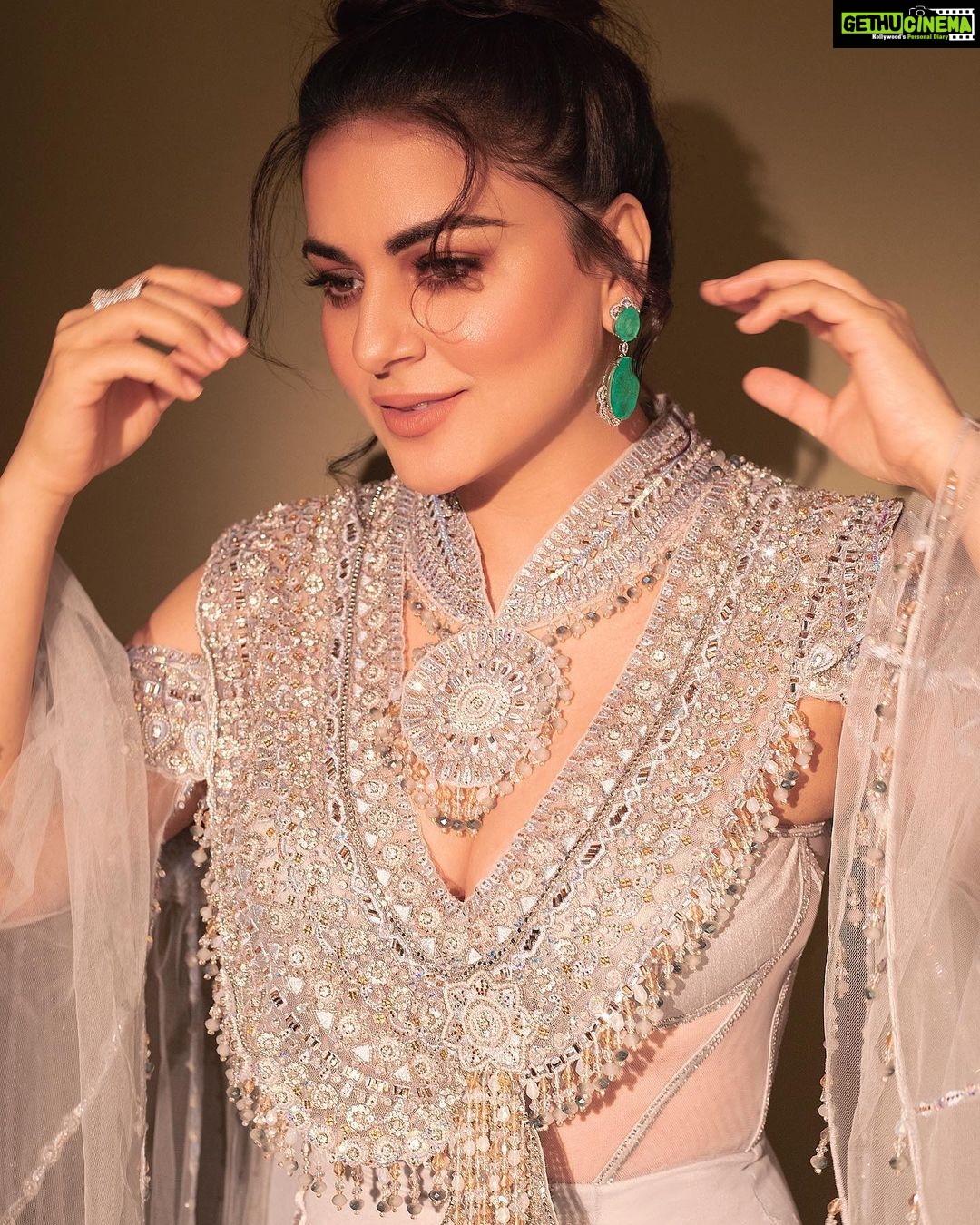 Shraddha Arya Instagram - Style: @kmundhe4442 Outfit: @anjaleeandarjunkapoor Jwellery: @pohumaljeweller @viren.panjwani Makeup: @Makeupbyshaheenshaikh Hair: @hairstyle_abu.baba Click : @sjframes