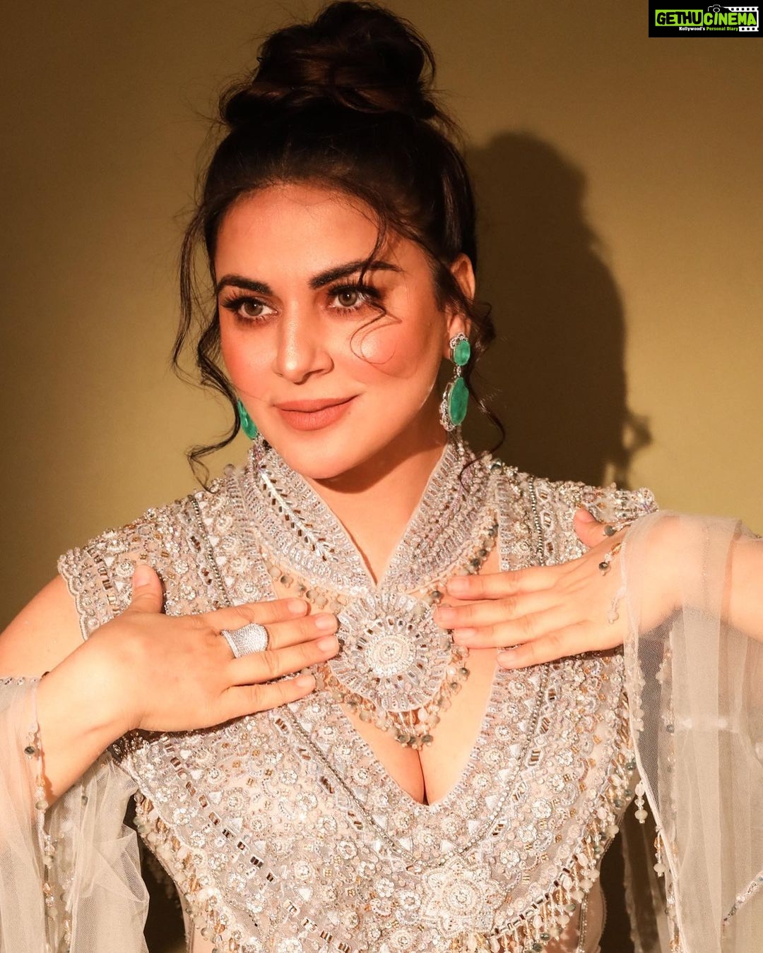 Shraddha Arya Instagram - Style: @kmundhe4442 Outfit: @anjaleeandarjunkapoor Jwellery: @pohumaljeweller @viren.panjwani Makeup: @Makeupbyshaheenshaikh Hair: @hairstyle_abu.baba Click : @sjframes