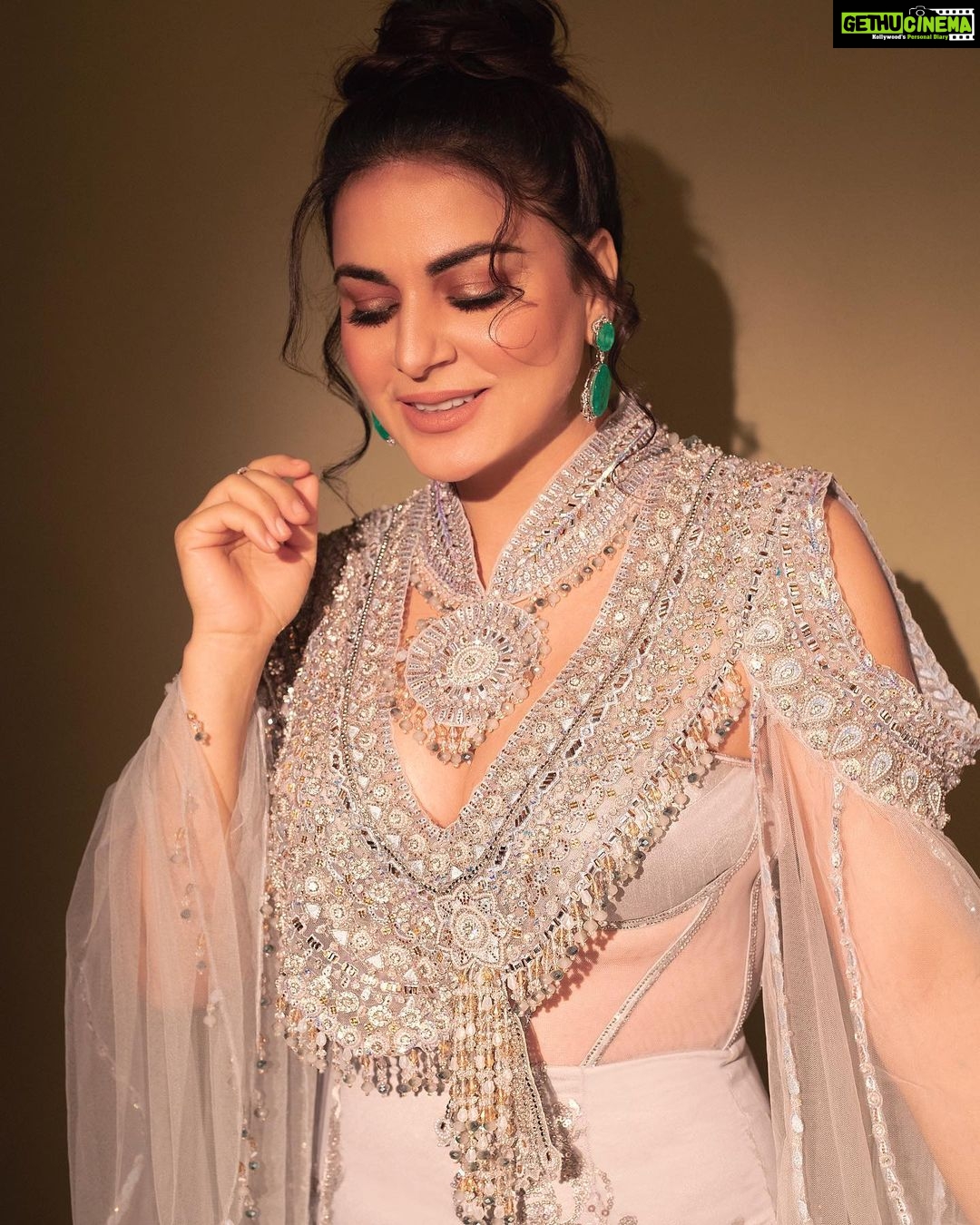 Shraddha Arya Instagram - Style: @kmundhe4442 Outfit: @anjaleeandarjunkapoor Jwellery: @pohumaljeweller @viren.panjwani Makeup: @Makeupbyshaheenshaikh Hair: @hairstyle_abu.baba Click : @sjframes