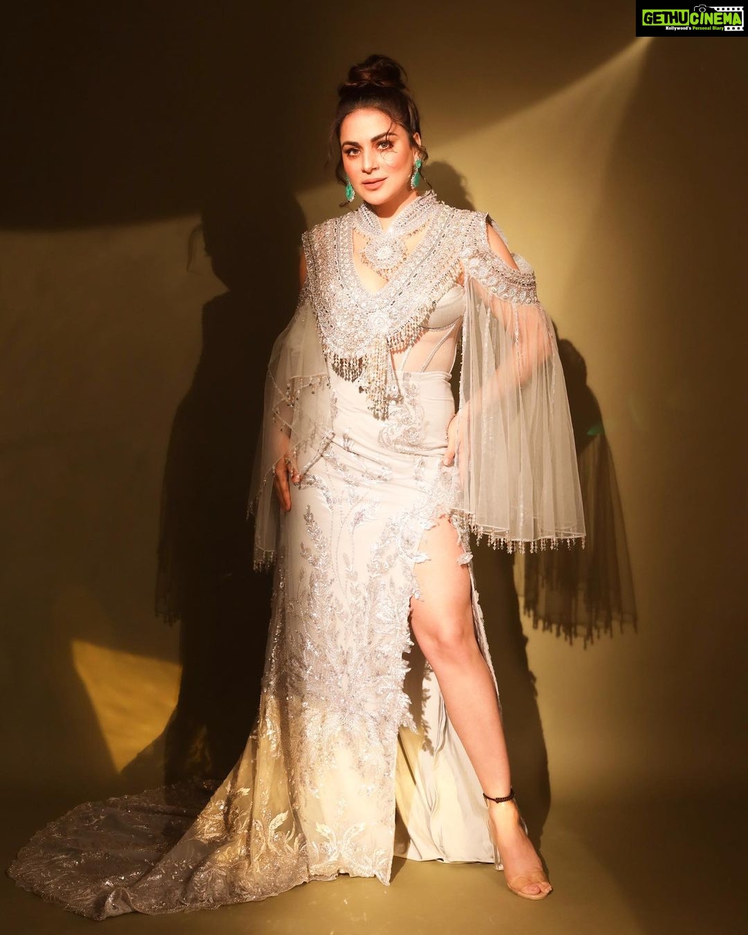 Shraddha Arya Instagram - Style: @kmundhe4442 Outfit : @anjaleeandarjunkapoor Jwellery: @pohumaljeweller @viren.panjwani Makeup: @Makeupbyshaheenshaikh Hair : @hairstyle_abu.baba Photography : @sjframes