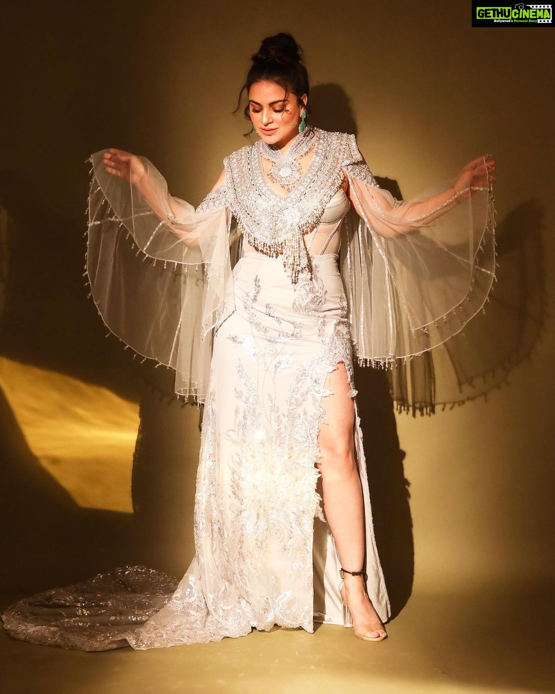 Shraddha Arya Instagram - Style: @kmundhe4442 Outfit : @anjaleeandarjunkapoor Jwellery: @pohumaljeweller @viren.panjwani Makeup: @Makeupbyshaheenshaikh Hair : @hairstyle_abu.baba Photography : @sjframes