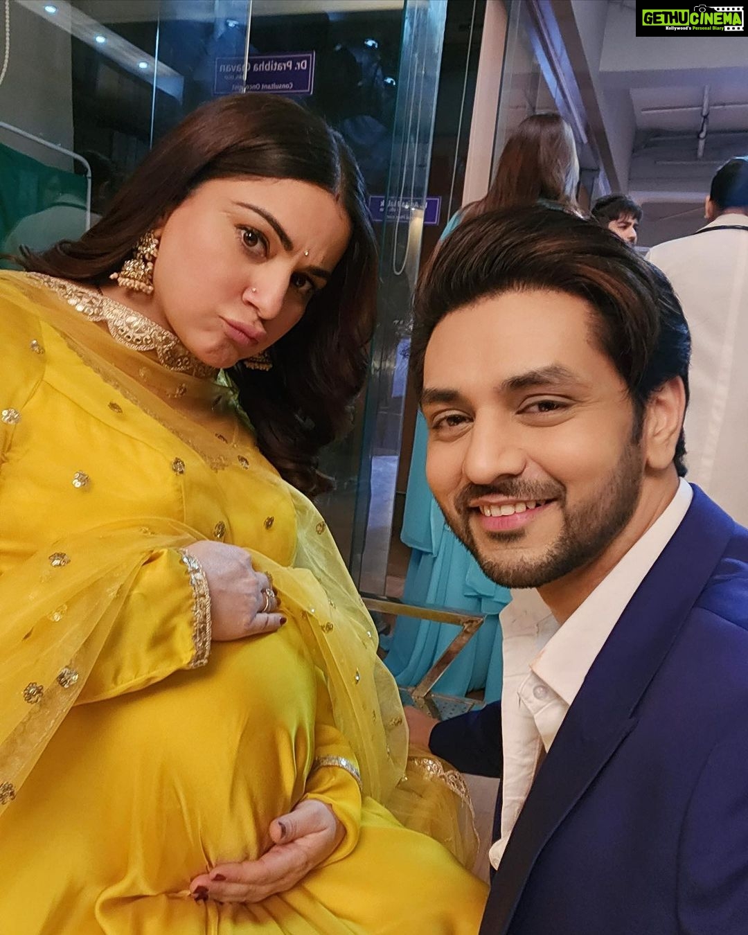 Shraddha Arya Instagram - Beware! Bump ahead… A 20year huge Bump in time ;) Stay tuned as it’s only gonna get bigger & better 😍 #kundaliBhagya @zeetv @shaktiarora