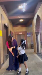 Shraddha Arya Instagram - Masti On Set 🤣💃 @sarya12 @neels_99 @ananya_gambhir__ 😍 #kundalibhagya #dance #piyatuabtoaaja #explore #reelkarofeelkaro #reelitfeelit Mumbai, Maharashtra
